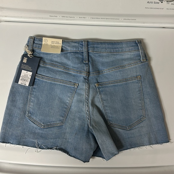 2/$20   Universal Thread High-Rise Midi Jean Shorts - Light Wash - Picture 2 of 3